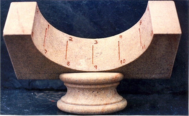 14 - Reloj de sol cilíndrico de eje paralelo al eje de la tierra -piedra granito
