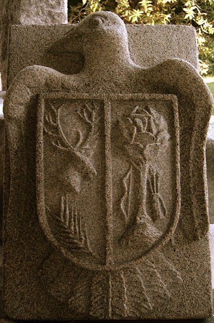 16 - Escudo con pájaro -piedra granito