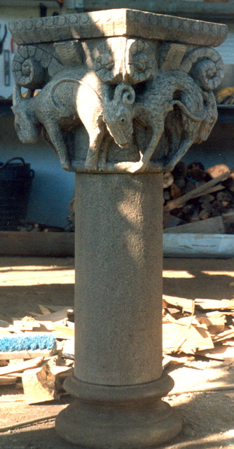 2 - Basa , columna y capitel románicos - piedra granito