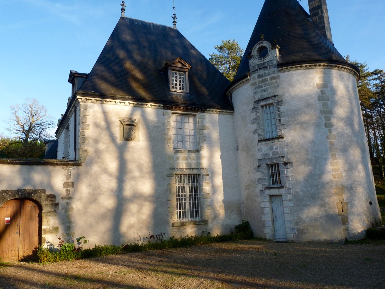 43 - Escudo Duque de Dino en Chateau de La Chatonnière