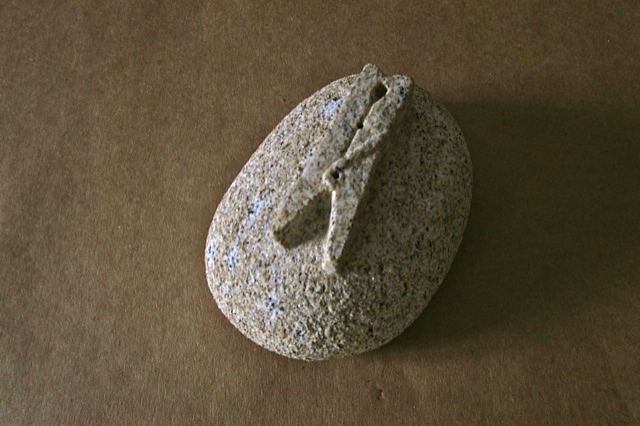 6 - Pisapapeles con pinza - piedra granito - 13x10x6cm aprox - Precio 50,00 €