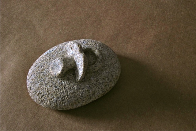 7 - Pisapapeles con chupete - piedra granito - 14x10x6cm aprox - Precio 50,00 €