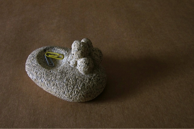 9 - Pisapapeles para clips con bolas - piedra granito - 13x8x6cm aprox - Precio 50,00 €
